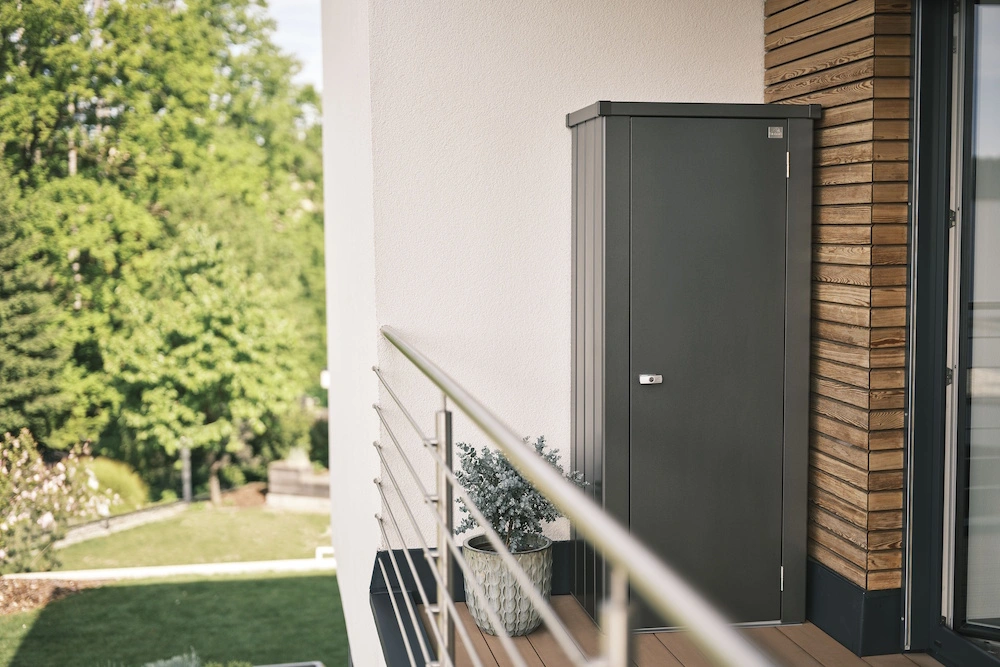Ein Terrassenschrank von Biohort steht auf einem Balkon